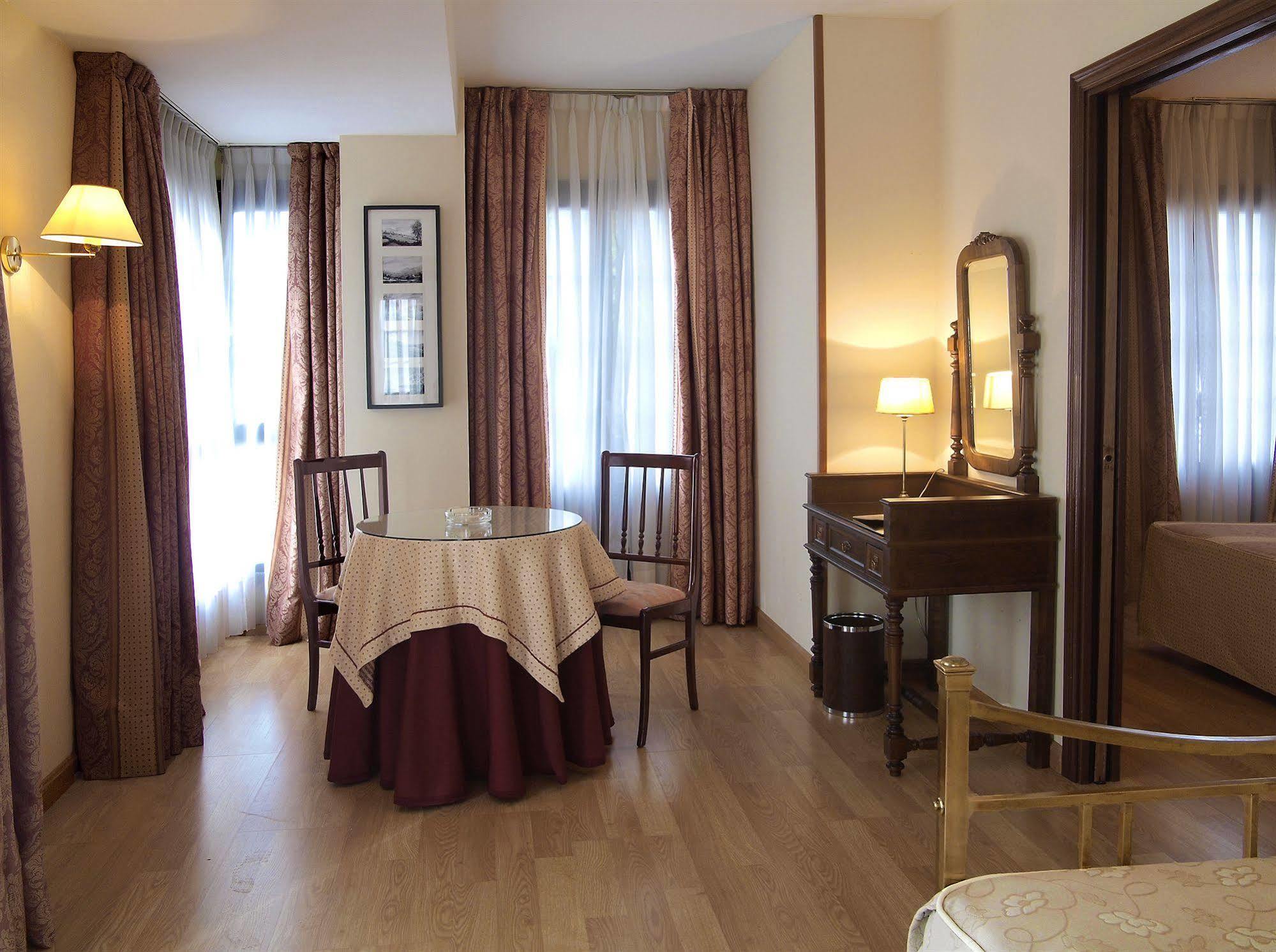 Hotel Y Apartamentos Arias Navia Buitenkant foto