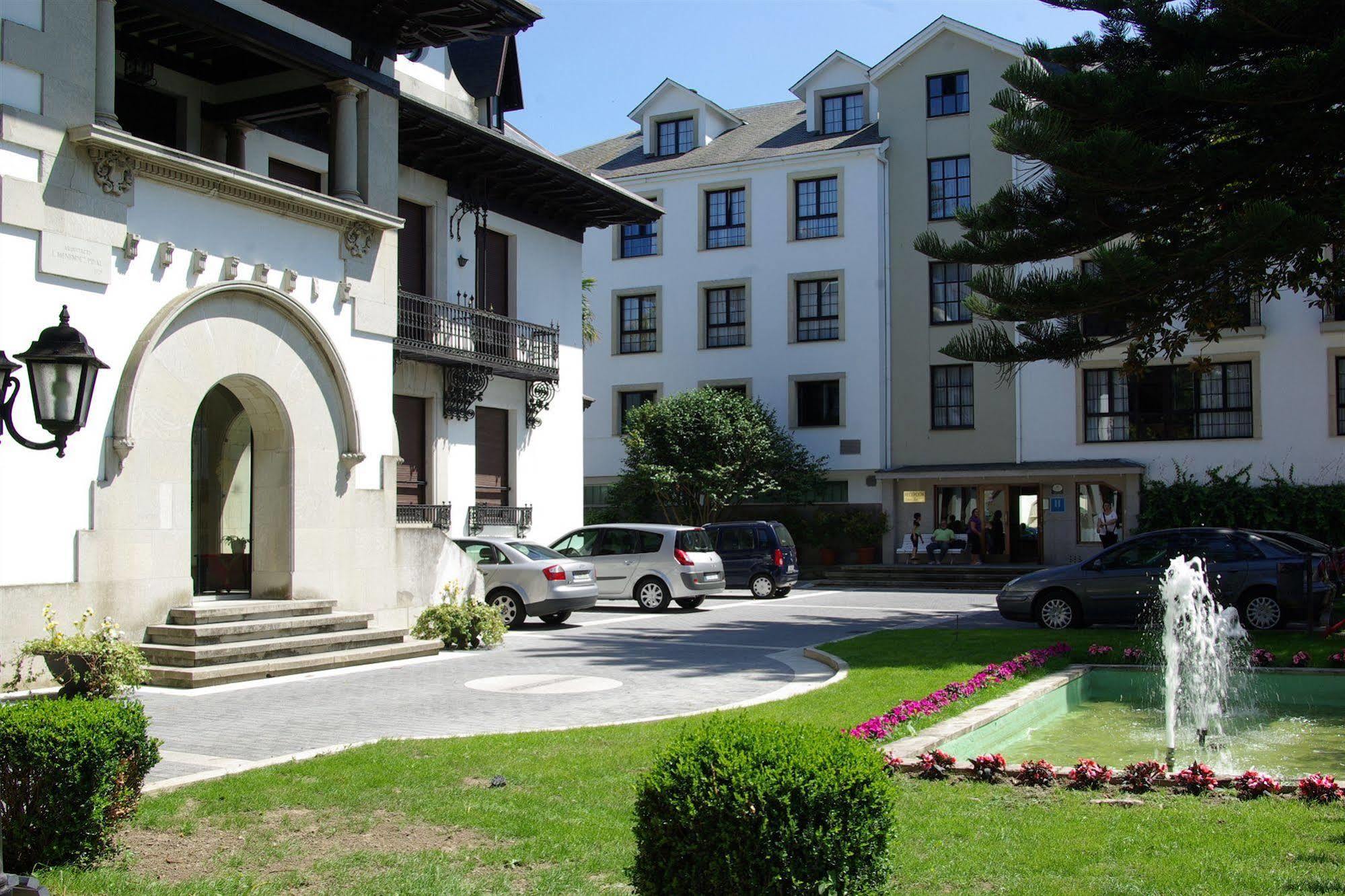 Hotel Y Apartamentos Arias Navia Buitenkant foto