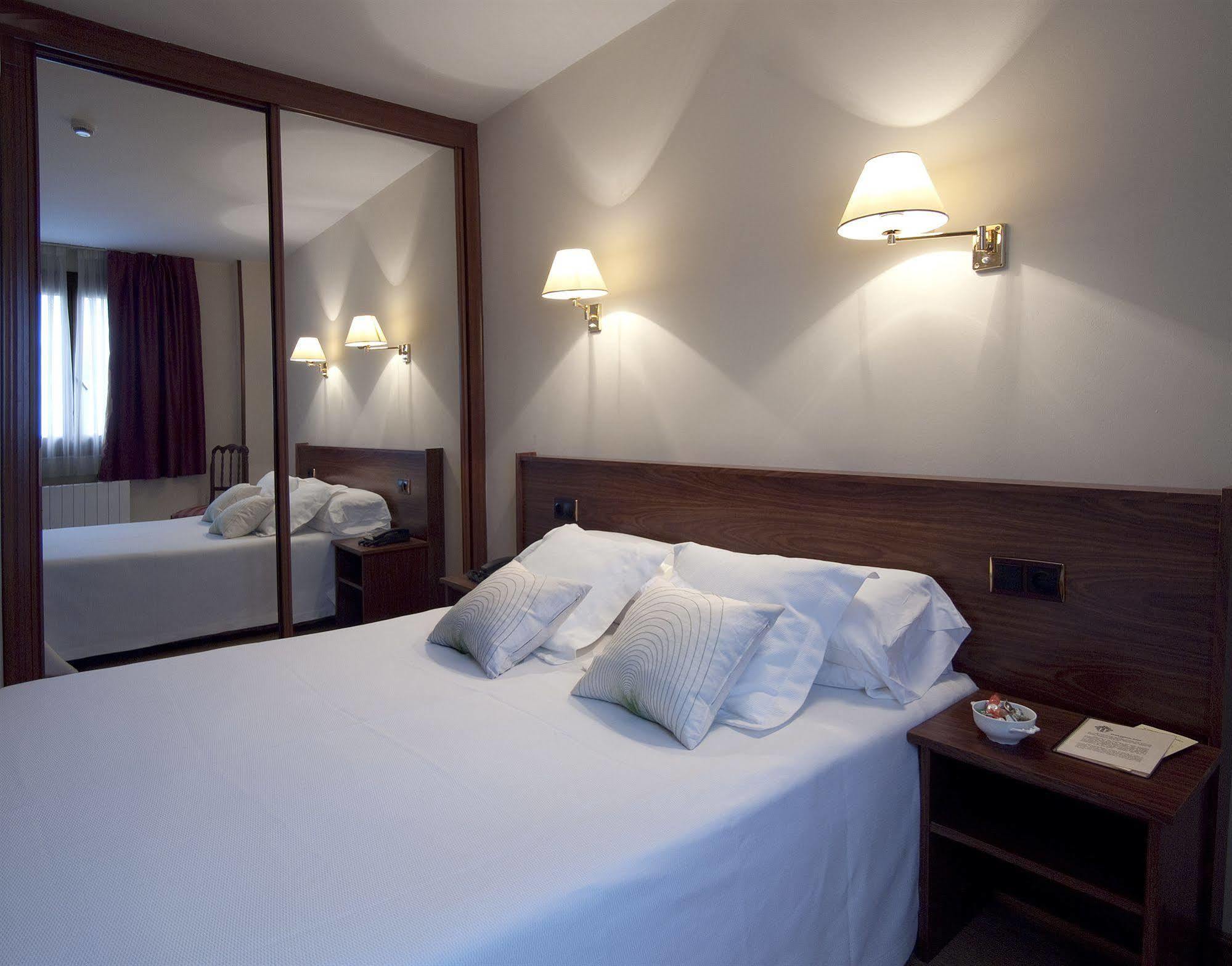 Hotel Y Apartamentos Arias Navia Kamer foto