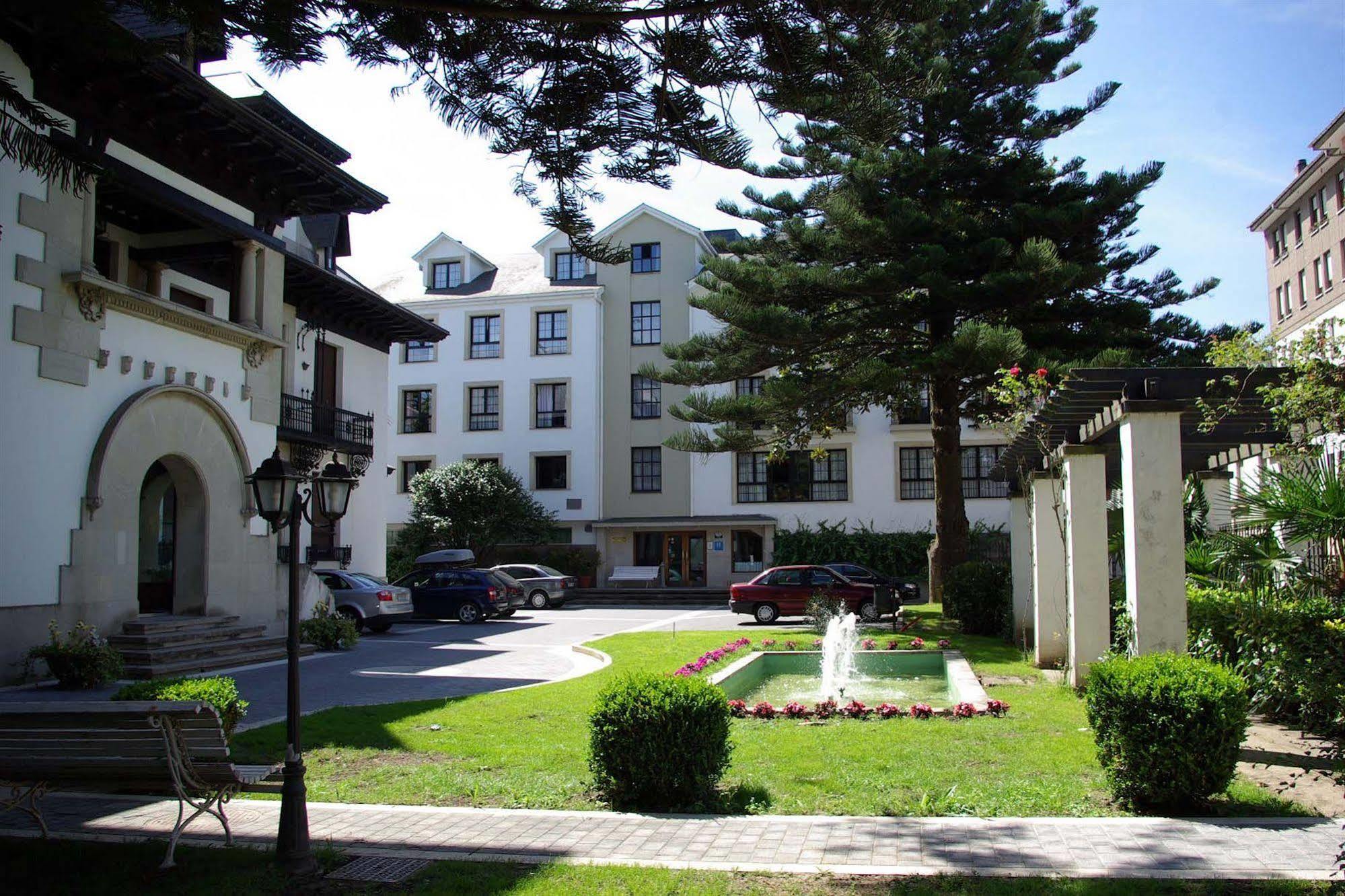 Hotel Y Apartamentos Arias Navia Buitenkant foto